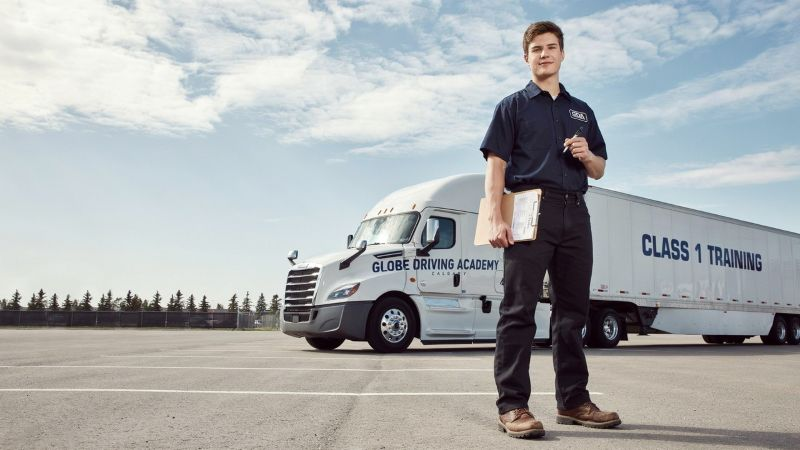 Instructeur et élève, mains sur le volant