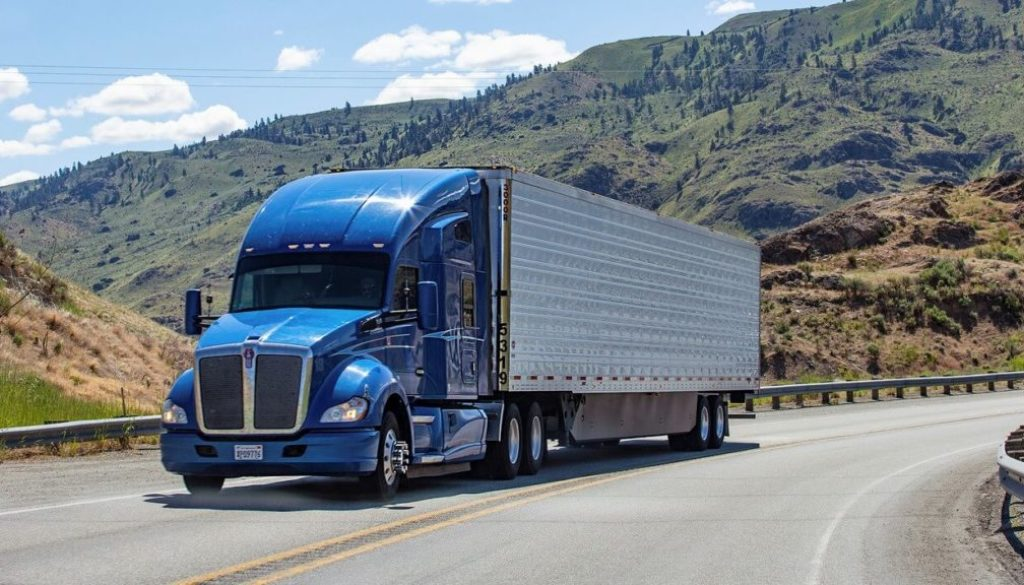 Camion en mouvement sur la route